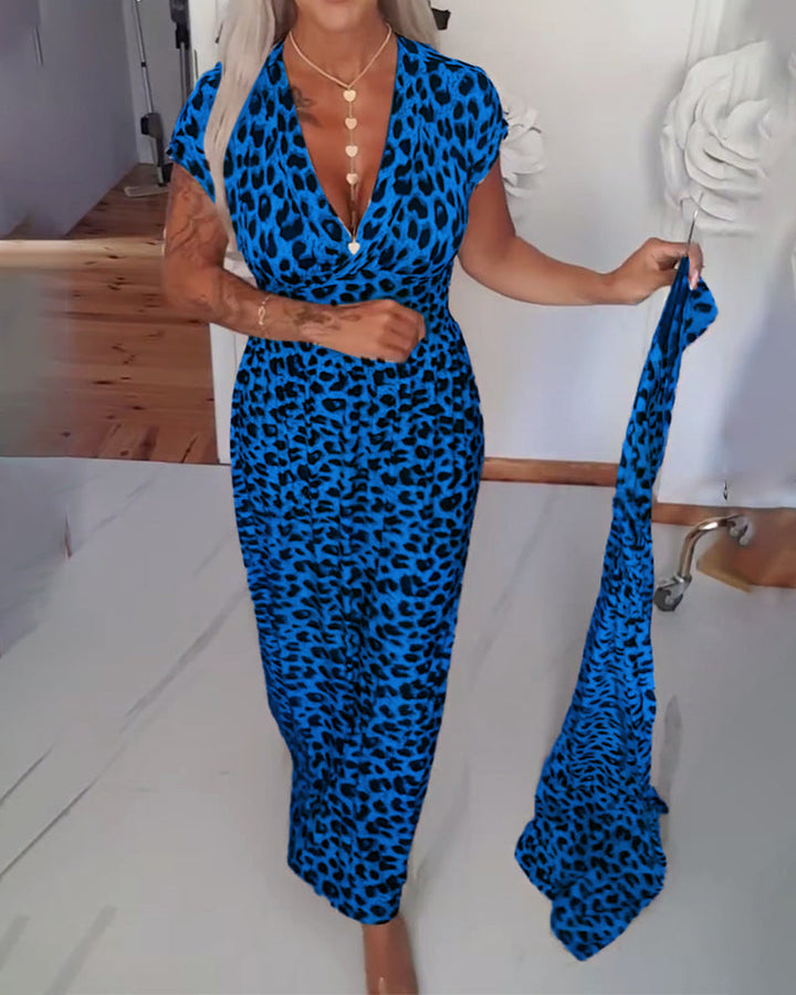 Elegant klänning med leopardmönster och v-ringning