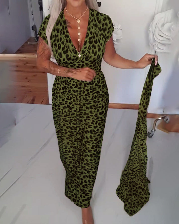 Elegant klänning med leopardmönster och v-ringning