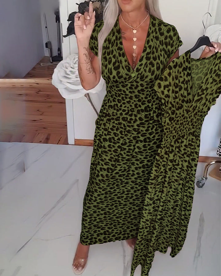 Elegant klänning med leopardmönster och v-ringning