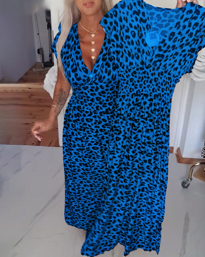 Elegant klänning med leopardmönster och v-ringning
