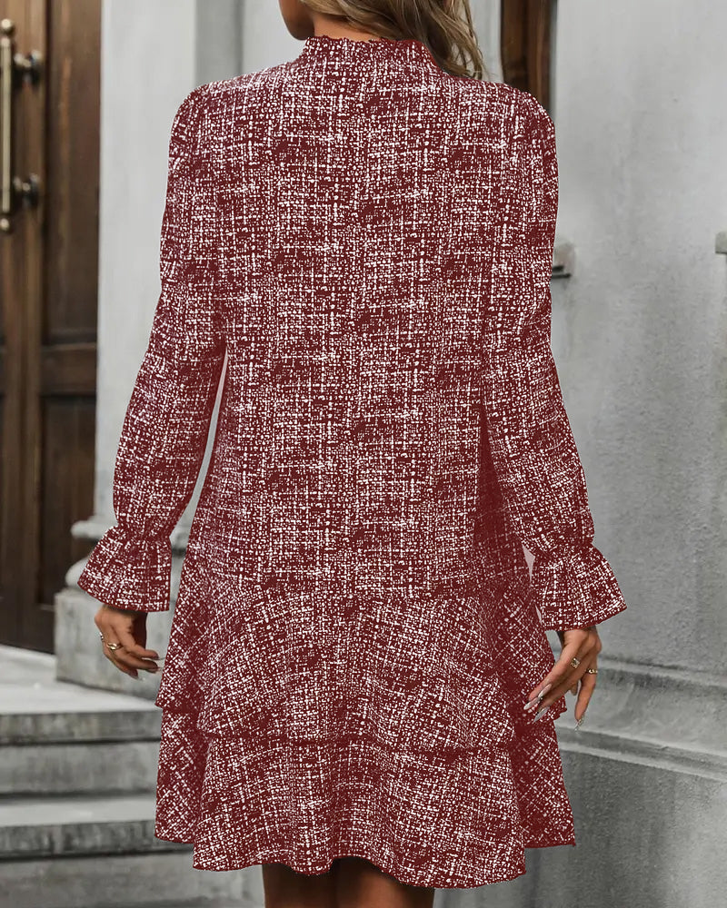 Elegant Klänning Med Utsvängda Ärmar Och Ränder