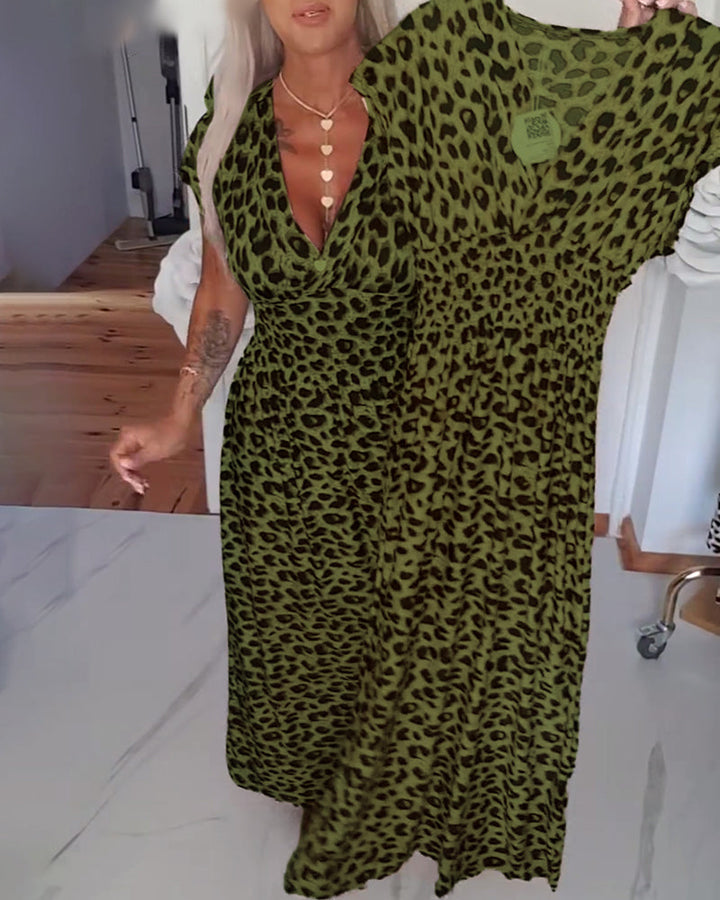 Elegant klänning med leopardmönster och v-ringning
