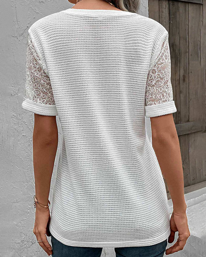 Enfärgad v-ringad spets T-shirt