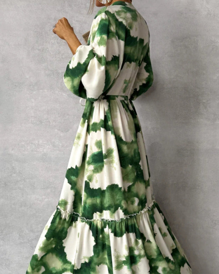Elegant tie-dye klänning med patchwork dragsko och ballongärm